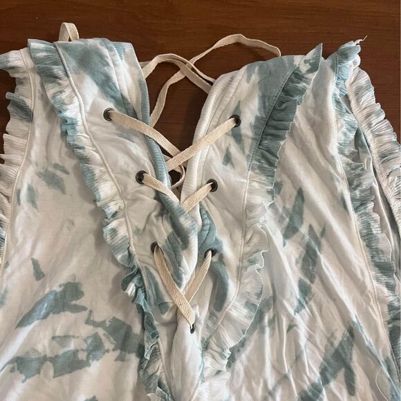 sleeveless shirt with lace up back - Picture 2 of 5